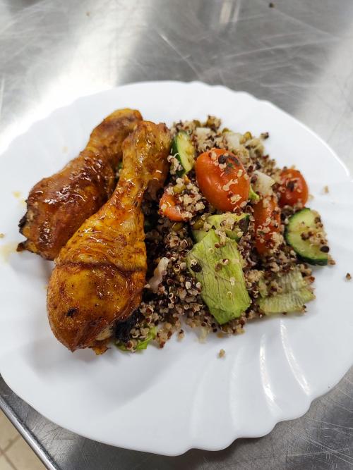 Pečené kuřecí stehýnko, salát quinoa, mungo fazolky, zelenina.